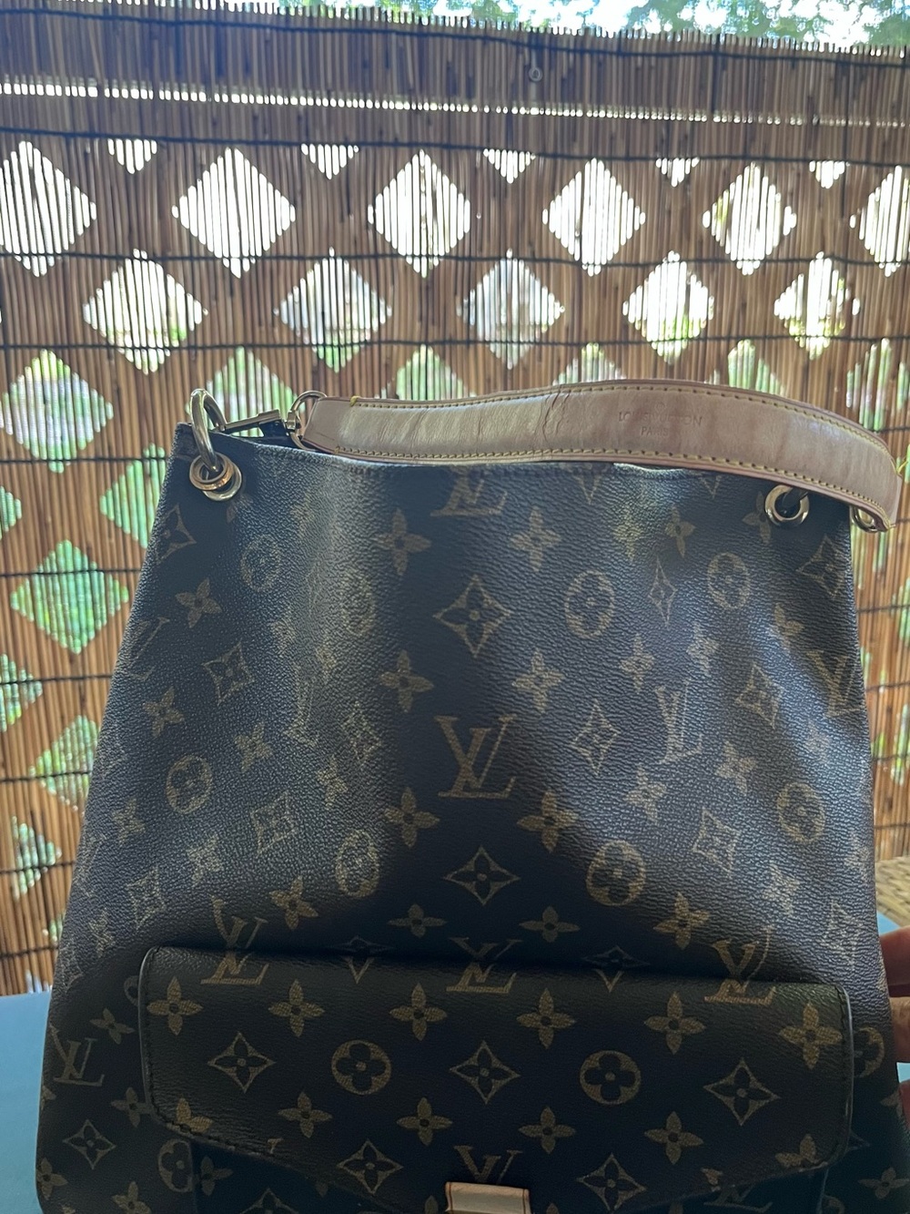 Brown Monogram Canvas with an iconic logo & Shoulder strap. - Picture 4 of 12
